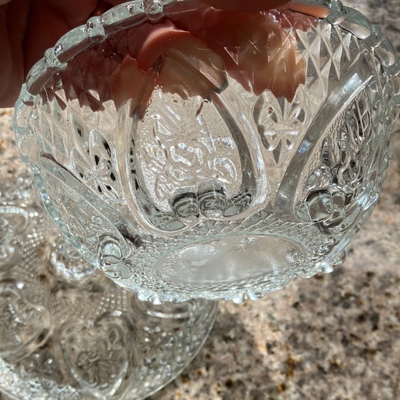 Kig Malaysia vintage glass hearth & fleur de Lis design candy or sugar bowl - Picture 7 of 7